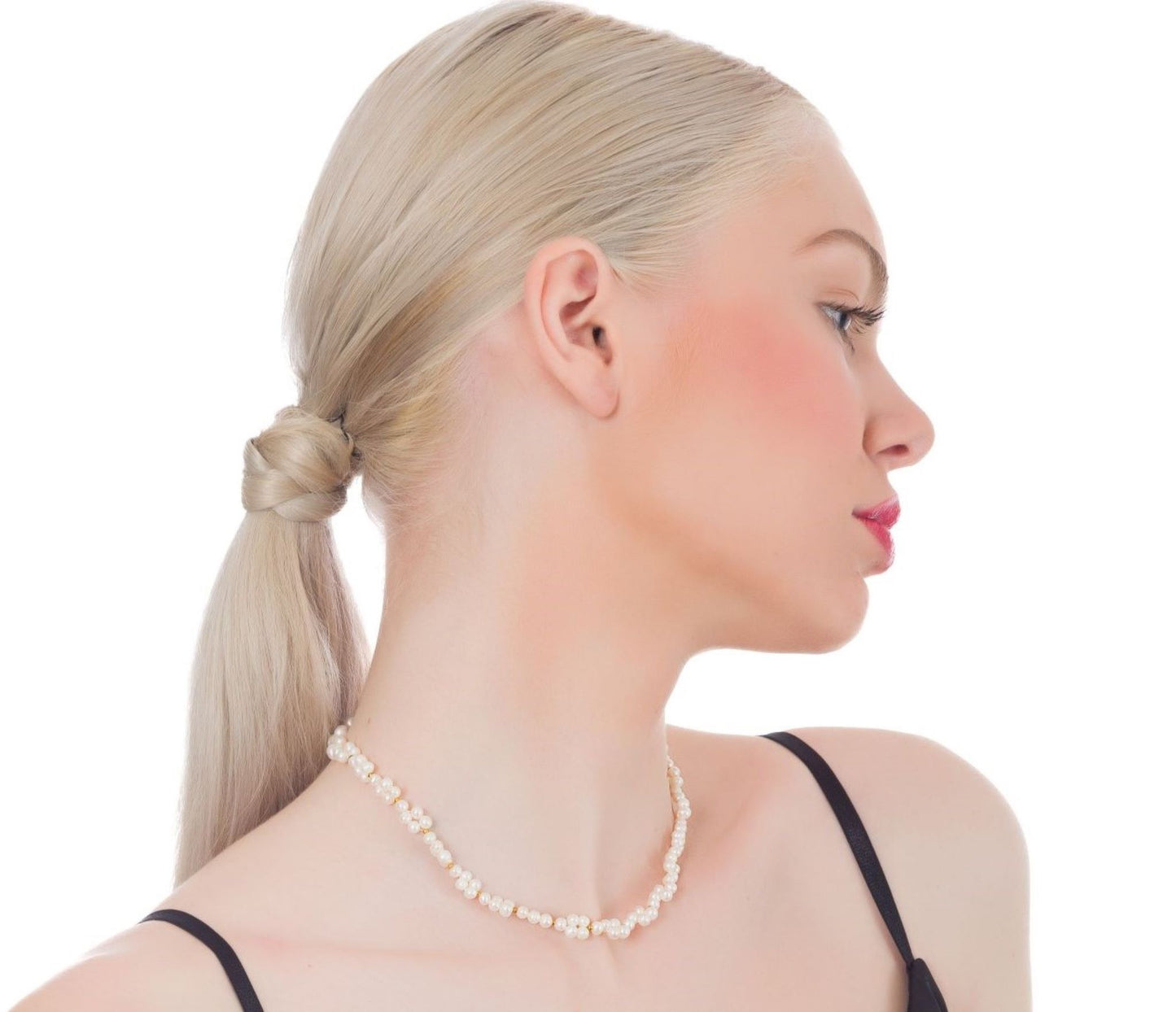 BLOMSTERÄNG – Romantiskt blomformat pärlhalsband