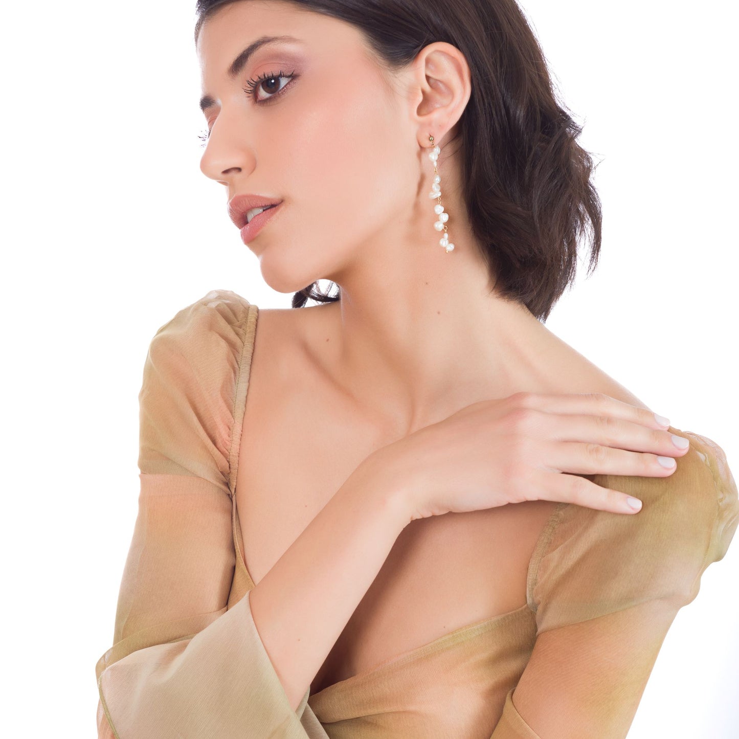 SOLGLITTER – Långt örhänge med skimrande sötvattenpärlor