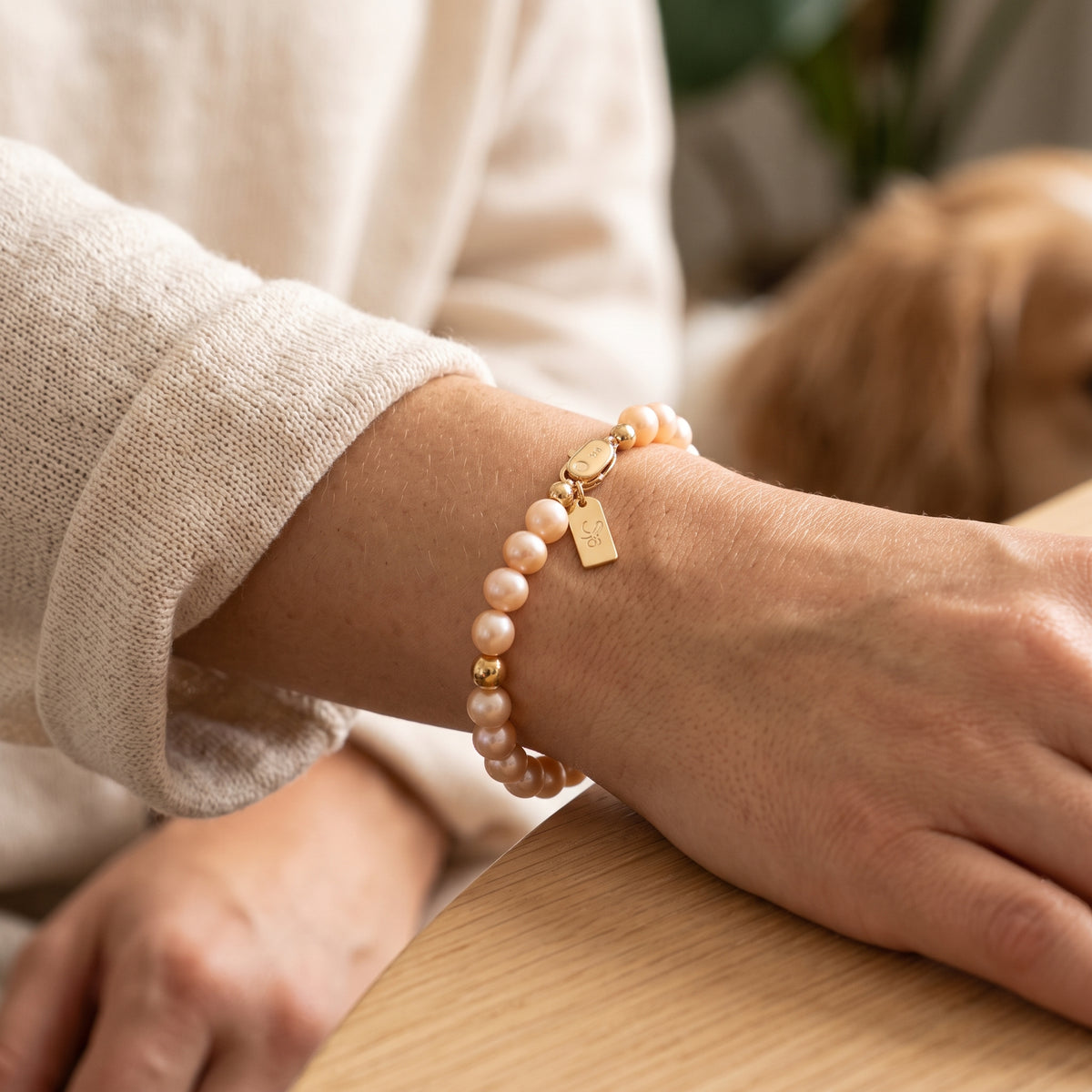 ÄLVA – Elegant pearl bracelet with gold accents